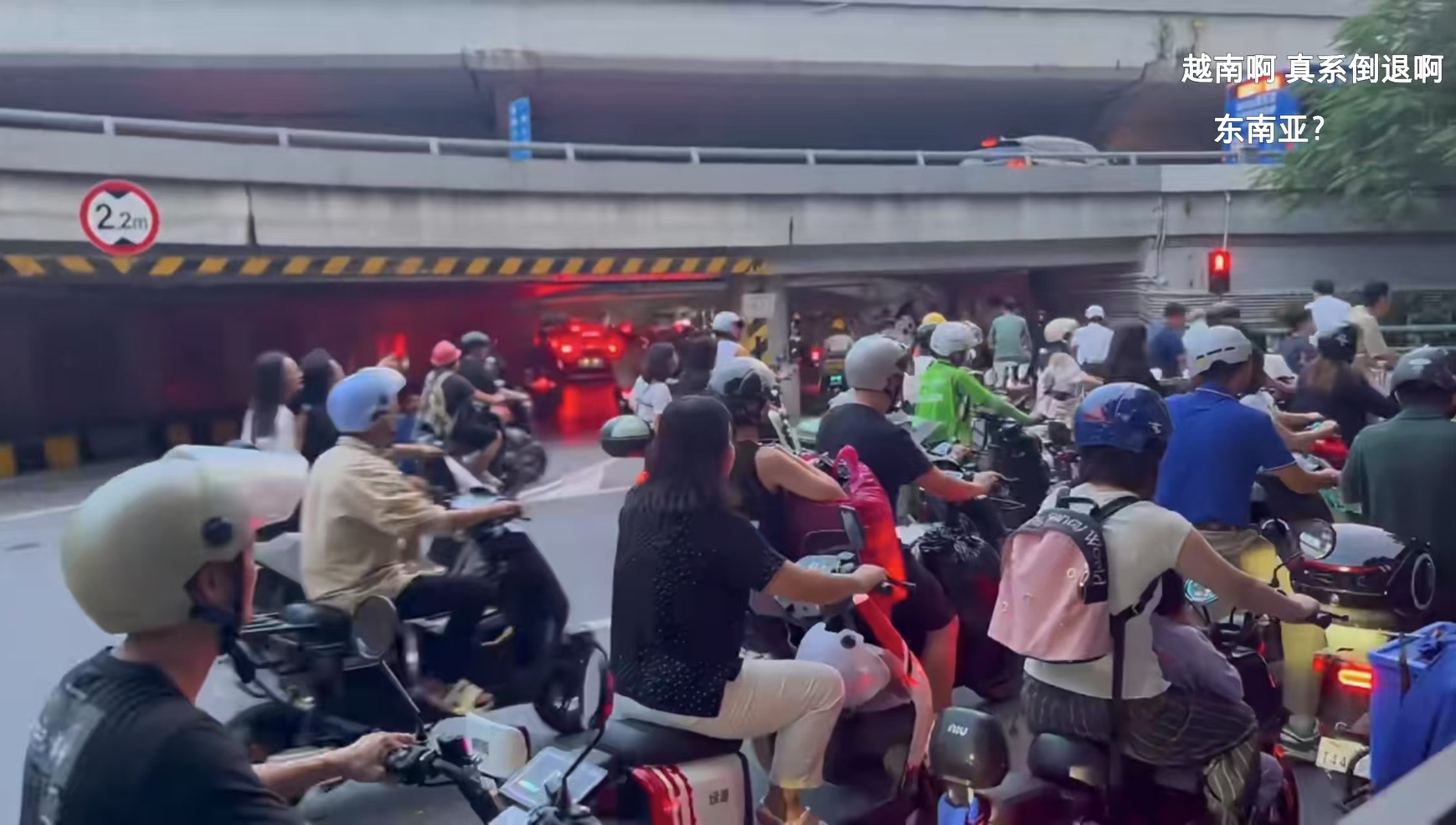 广州路面交通环境恶劣，广州政府部门难辞其咎。（图源：蓉兔兔🐰@小红书）