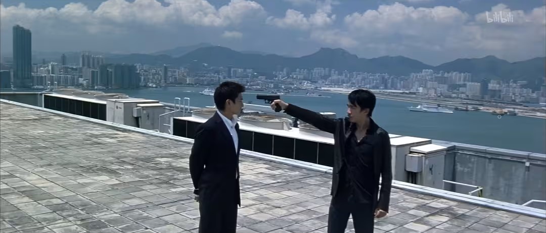 “对唔住，我系差人！”“边个知？”（图源：《无间道》剧照）